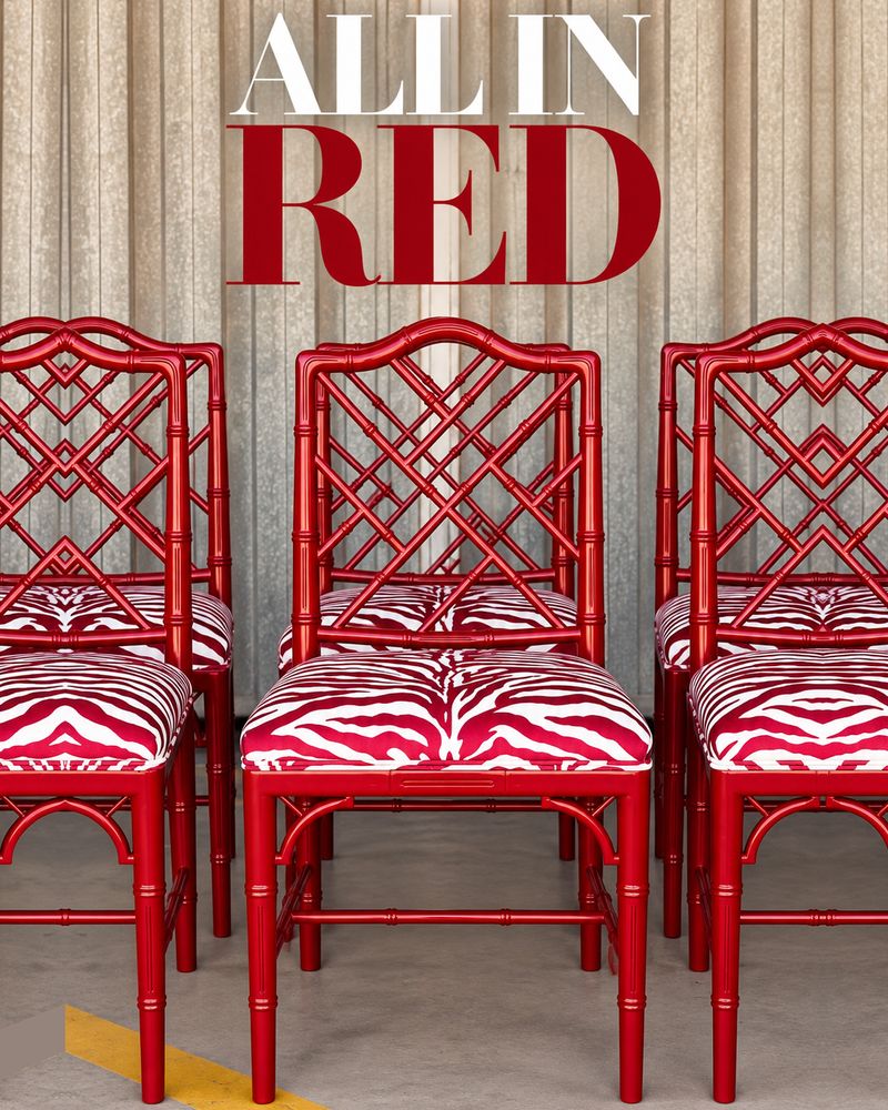 Publicación «All in red»: sillas Chippendale lacadas en rojo con tapizado de cebra
