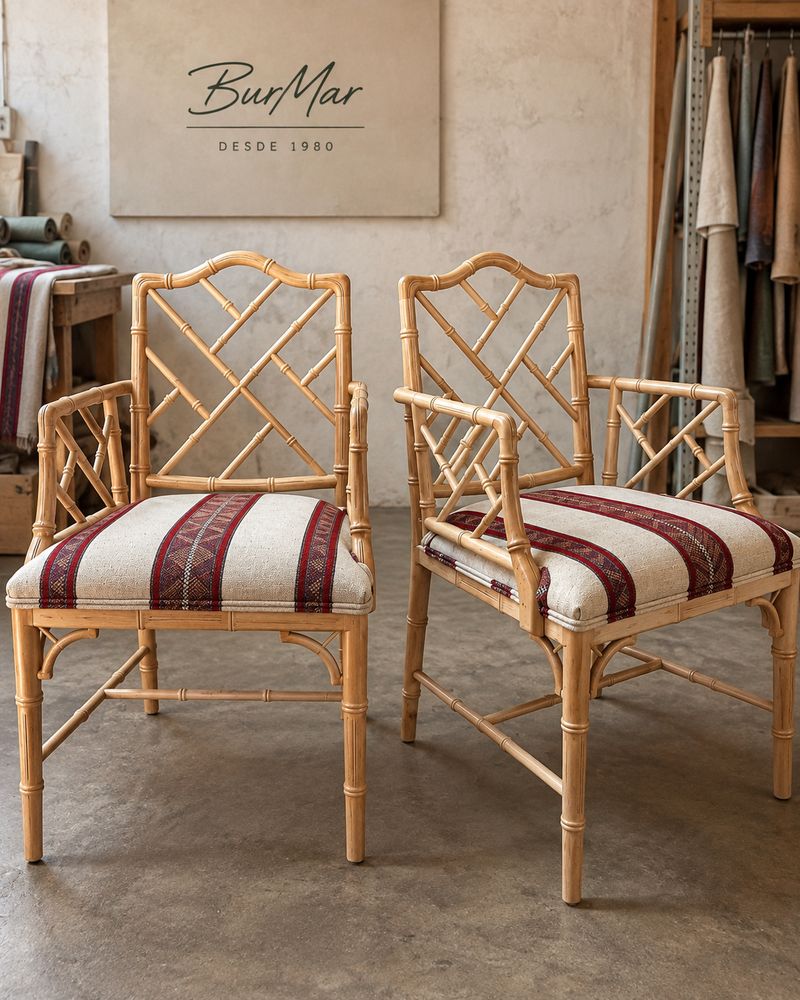 Pareja de sillones Chippendale de madera con tapizado marfil y galones rojos en el taller